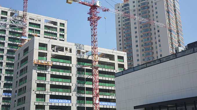 甘肅建投裝備制造有限公司是甘肅省建設(shè)投資（控股）集團(tuán)有限公司直屬企業(yè)，成立于2010年10月，坐落于甘肅蘭州彭家坪國(guó)家級(jí)裝備制造工業(yè)園，占地155畝，是西北地區(qū)最早具有起重機(jī)械生產(chǎn)資質(zhì)的企業(yè)，年產(chǎn)各類型號(hào)起重機(jī)械500余臺(tái)。建司十年來(lái)，公司先后榮獲年度中國(guó)塔機(jī)行業(yè)十強(qiáng)企業(yè)、全國(guó)售后服務(wù)先進(jìn)單位、全國(guó)建筑施工機(jī)械租賃50強(qiáng)企業(yè)等30余項(xiàng)榮譽(yù)稱號(hào)...